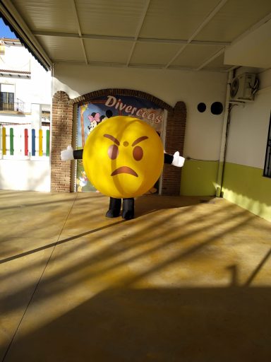 EMOTICONO ENFADADO